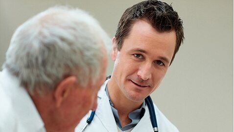 il medico prescrive farmaci per la prostatite